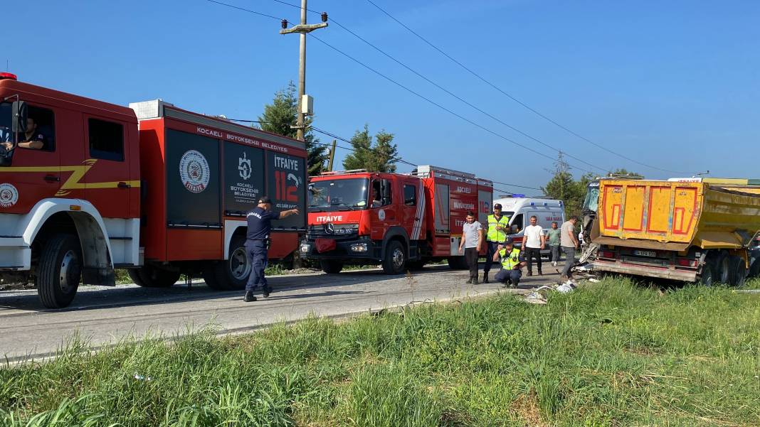 Tır ile servis midibüsü kafa kafaya çarpıştı: 1'i ağır 26 yaralı 3